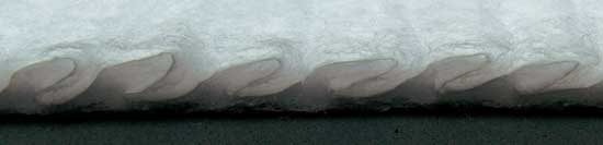 Taschenfiltermedium HS-AirSynErgy – Querschnitt Querschnitt Taschenfiltermedium HS-AirSynErgy – wellenförmig integriertes Meltblown für maximale Energieeffizienz